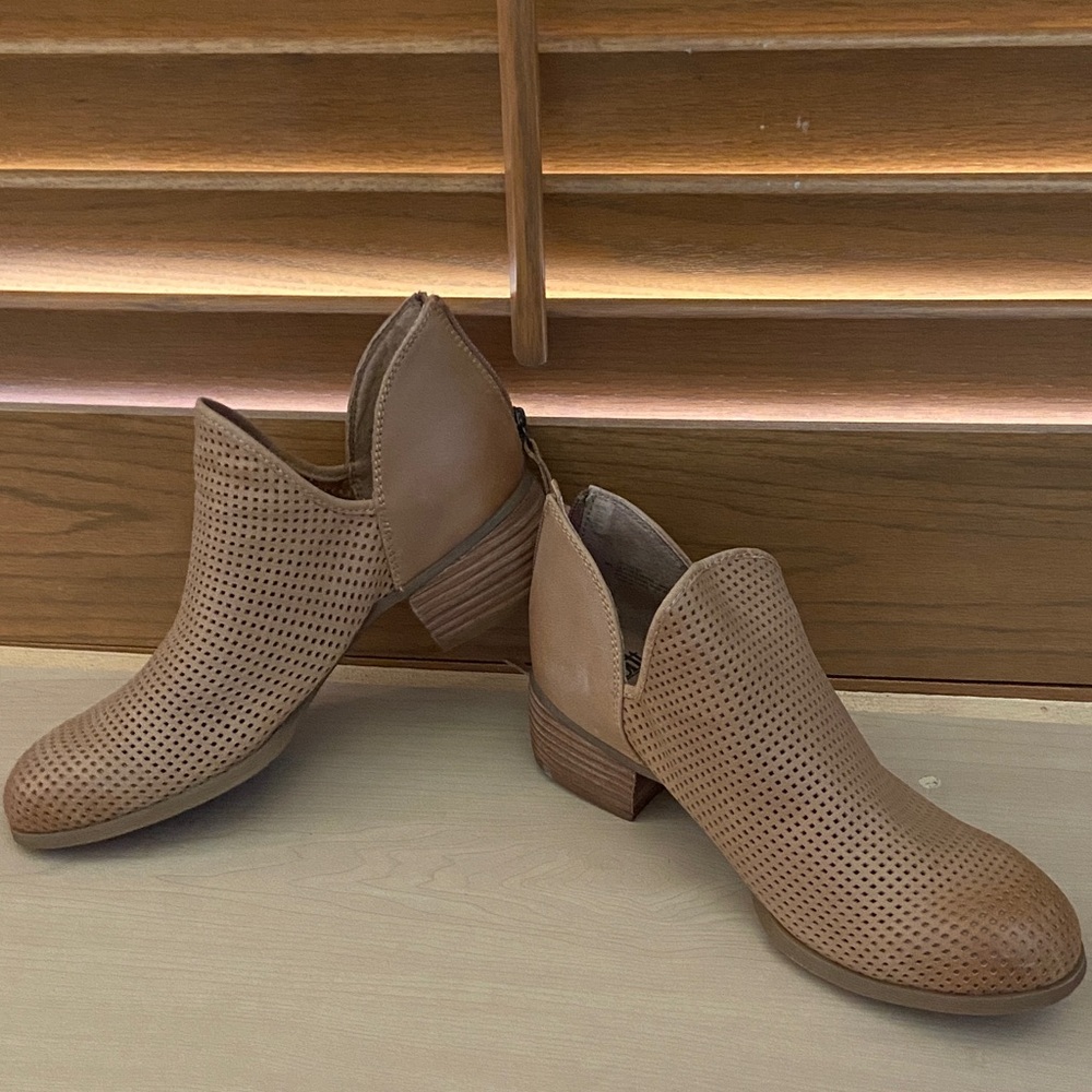 Women’s SOFFT 9 M Tan Perforated Leather Ankle Boots Booties Shoes NWT